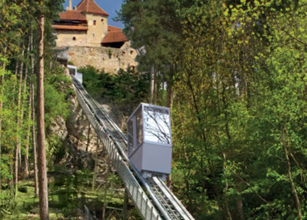 The elevator car below the walls of Râșnov Citadel